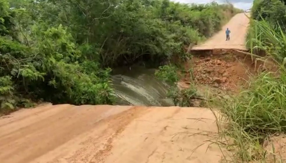 Força da água abriu cratera e destruiu estrada em Linhares — Foto: Reprodução/TV Gazeta