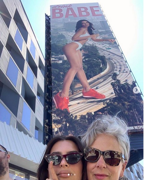A modelo Emily Ratajkowski com a mãe em frente ao outdoor gigante estrelado pela celebridade (Foto: Instagram)
