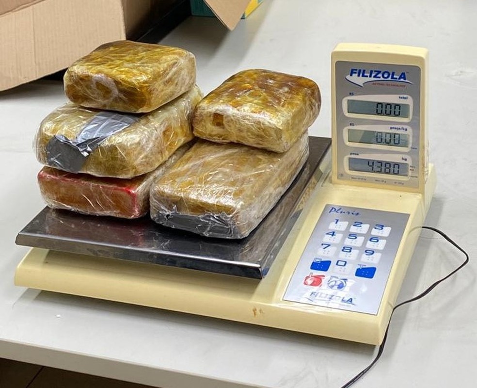 Pacotes de cocaína tinham 4,3 quilos — Foto: Divugação