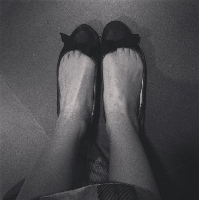 Detalhe das sapatilhas Louboutin entrega às convidadas (Foto: Reprodução/Instagram)