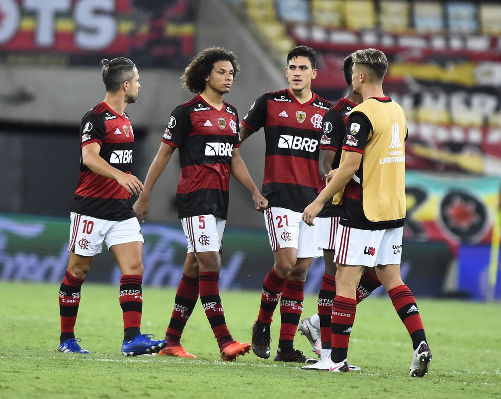 Jogadores do Flamengo após eliminação na Libertadores — Foto: André Durão