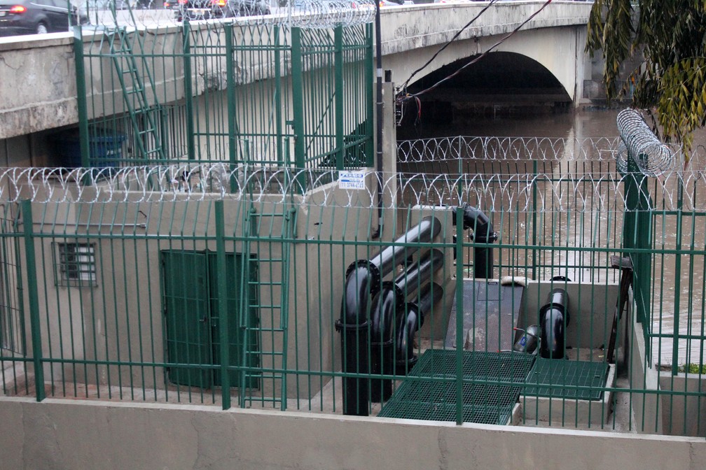 Registro das bombas que retiram a água que se acumulou nas pistas da Marginal Tietê, sob a Ponte das Bandeiras — Foto: Willian Moreira/Estadão Conteúdo