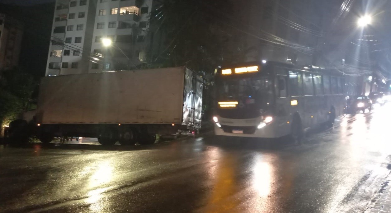 Caminhão não consegue virar e trava trânsito em rua no bairro Sion, em BH; Veja vídeo