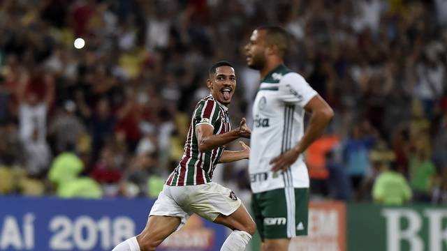 Gilberto comemora gol no fim do primeiro tempo