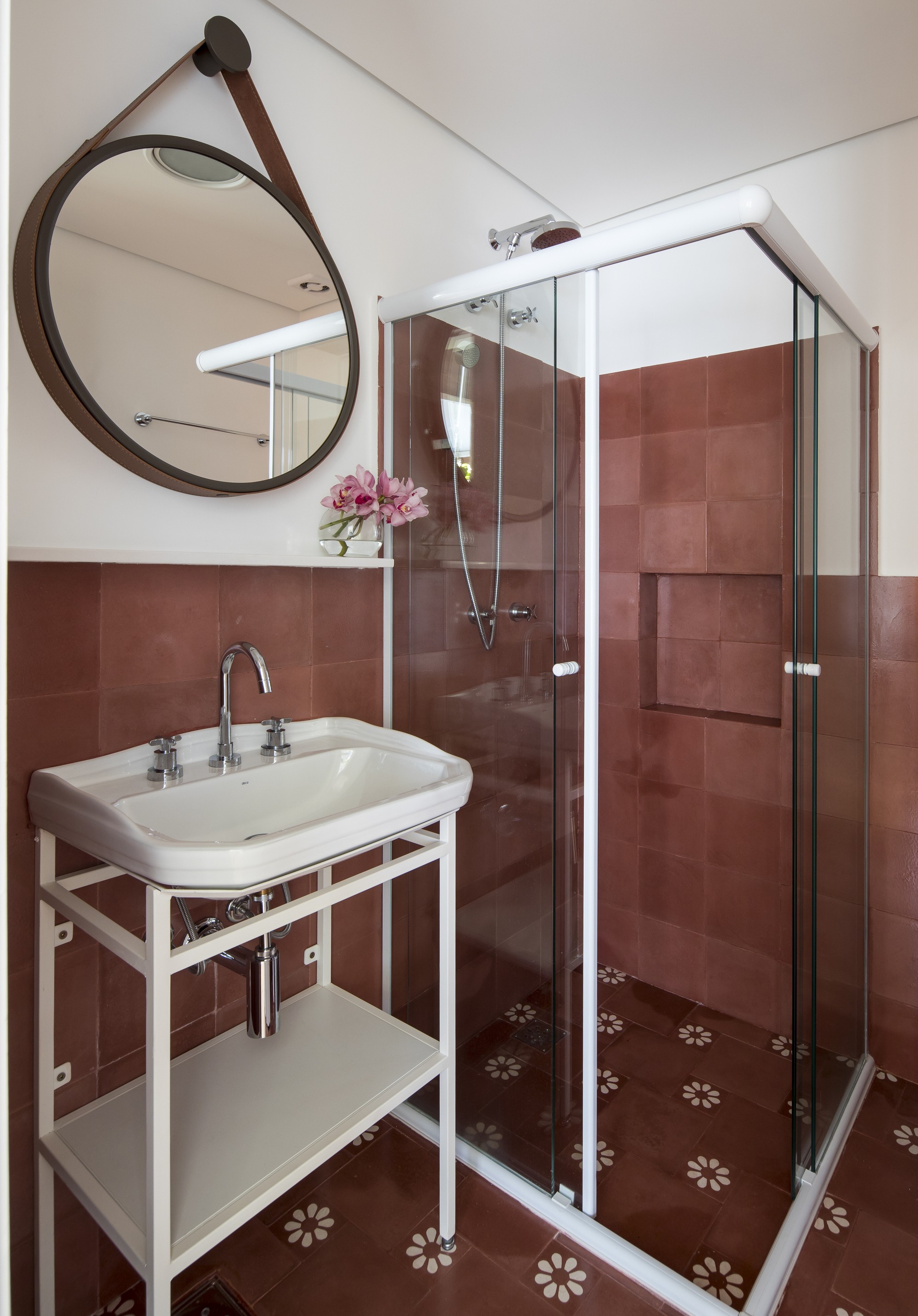 Décor do dia: banheiro com espelho redondo e pia de serralheria (Foto: Maíra Acayaba)