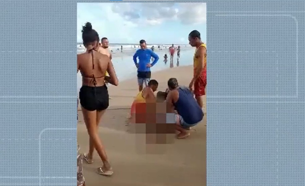 Duas pessoas morrem afogadas em praias do sul da Bahia — Foto: Reprodução/TV Santa Cruz