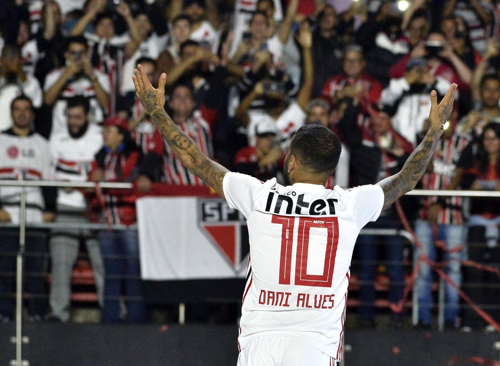 Daniel Alves recebe carinho da torcida no Morumbi â€” Foto: Marcos Ribolli