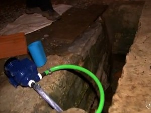 Moradores precisam usar motor para tirar água de poço (Foto: Reprodução/ TV TEM)