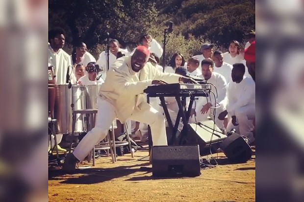 Kanye West fazendo fazendo um beat durante uma das sessões do Sunday Service que mais chamou atenção na internet (Foto: reprodução / instagram )