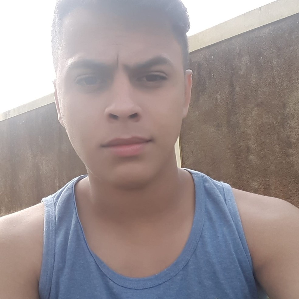 Vítima tinha 25 anos e trabalhava com o irmão na limpeza da rodovia em Santa Cruz do Rio Pardo — Foto: Facebook/Reprodução