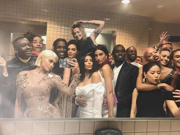 Kim Kardashian com irmãs e amigos no banheiro do MET Gala 2017 (Foto: Instagram)