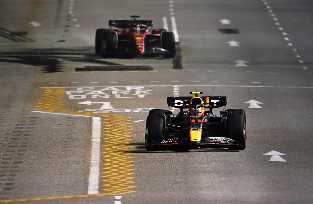 Sergio Pérez lidera à frente de Charles Leclerc na parte final do GP de Singapura, em Marina Bay — Foto: Clive Mason/Getty Images