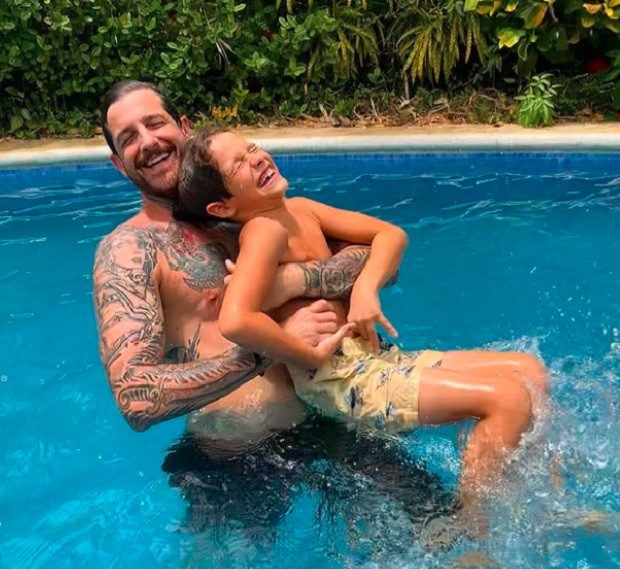 Leandro D´Lucca e o filho, Gael, curtem piscina de hotel na Costa Rica (Foto: Reprodução/Instagram)