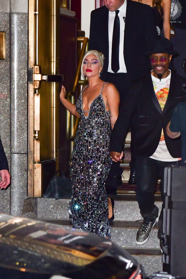 NEW YORK, NEW YORK - AUGUST 05:  Lady Gaga and Michael Bearden leave Radio City Music Hall on August 05, 2021 in New York City. (Photo by James Devaney/GC Images) (Foto: GC Images)