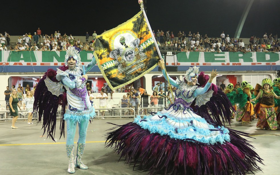 Casal de mestre-sala e porta-bandeira da Mancha Verde — Foto: Celso Tavares/G1
