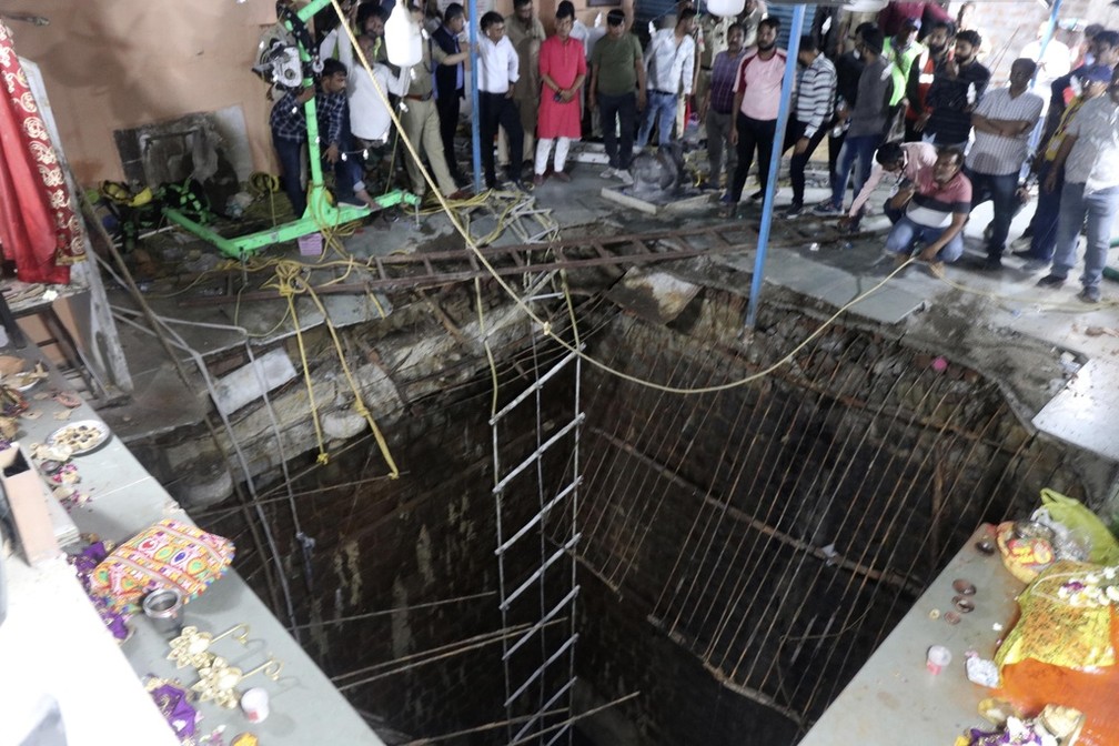 Buraco aberto em templo em Indore, na Índia, durante festival hindu, em 30 de março de 2023.  — Foto: AP