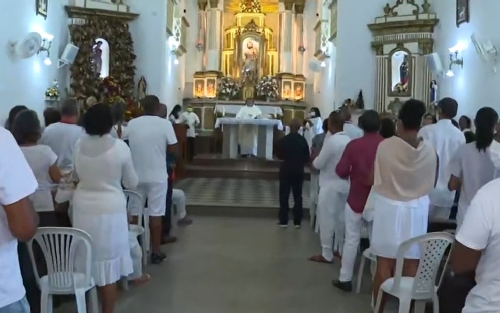 Católicos e adeptos do candomblé lotam igreja em dia de homenagens a São Roque.