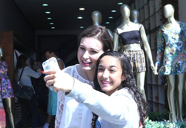Andressa Urach faz selfie com fã (Foto: Thiago Duran/AgNews)