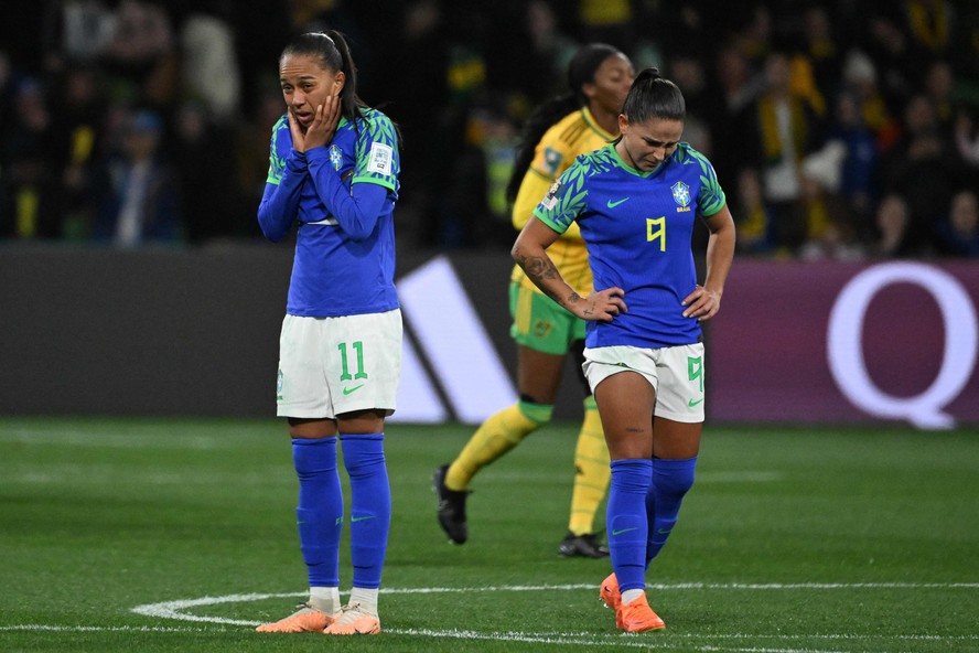 Adriana e Debinha desoladas na eliminação do Brasil da Copa do Mundo feminina, diante da Jamaica