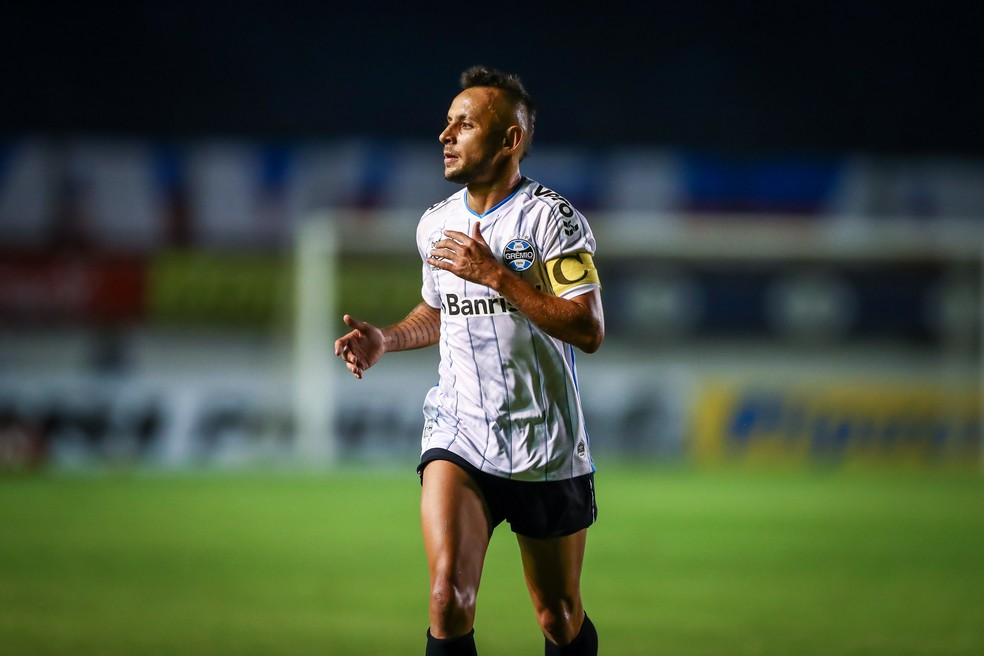 Muito mais a dar, Interino elogia estreias de Rafinha e Thiago Santos, mas projeta evolução