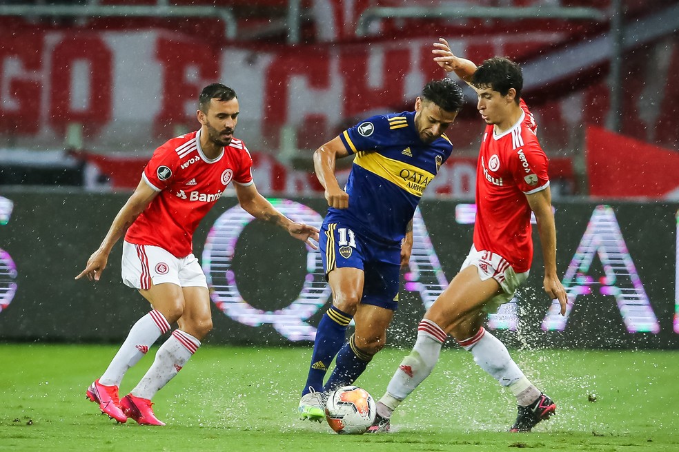 Uendel e Rodrigo Dourado disputam lance com Salvio — Foto: Staff Images/CONMEBOL