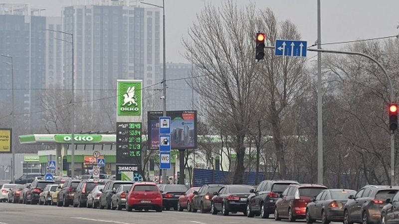 Nas últimas horas, foram registrados engarrafamentos e filas em postos de gasolina na capital Kiev (Foto: AFP via BBC News)