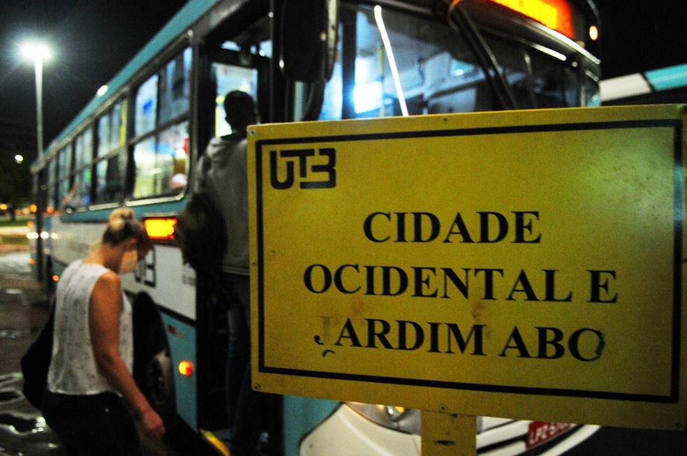 Passageiros embarcam em ônibus do Entorno do DF — Foto:  Joel Rodrigues/Agência Brasília