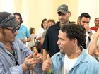 Johnny Depp ajuda crianças com problema de audição no Rio