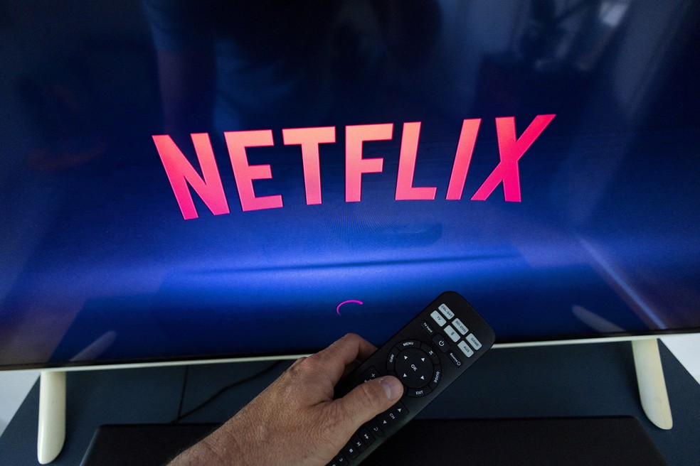 O logotipo da Netflix é exibido em uma tela de TV em foto ilustrativa — Foto: Denis Balibouse/Reuters/Arquivo
