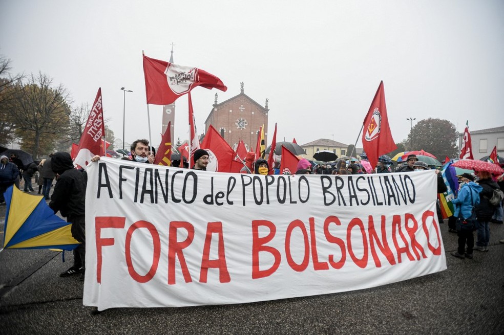 Imagem de protesto contra o presidente Jair Bolsonaro em Anguillara Veneta — Foto: Piero Cruciatti / AFP
