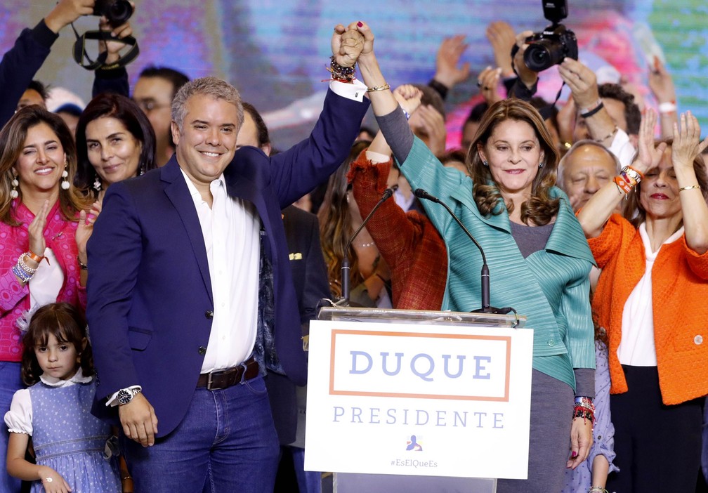 Iván Duque comemora vitória com sua vice-presidente Marta Lucia Ramirez (Foto: REUTERS/Andres Stapff)