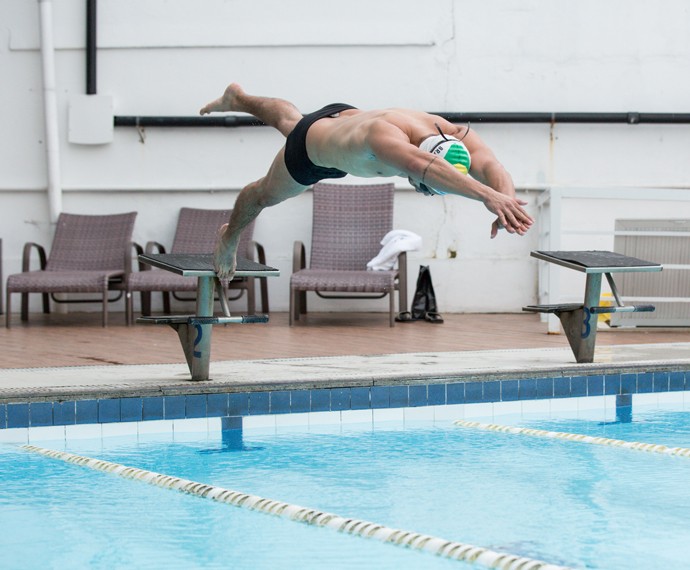 Arthur Aguiar salta na piscina (Foto: Isabella Pinheiro / Gshow)