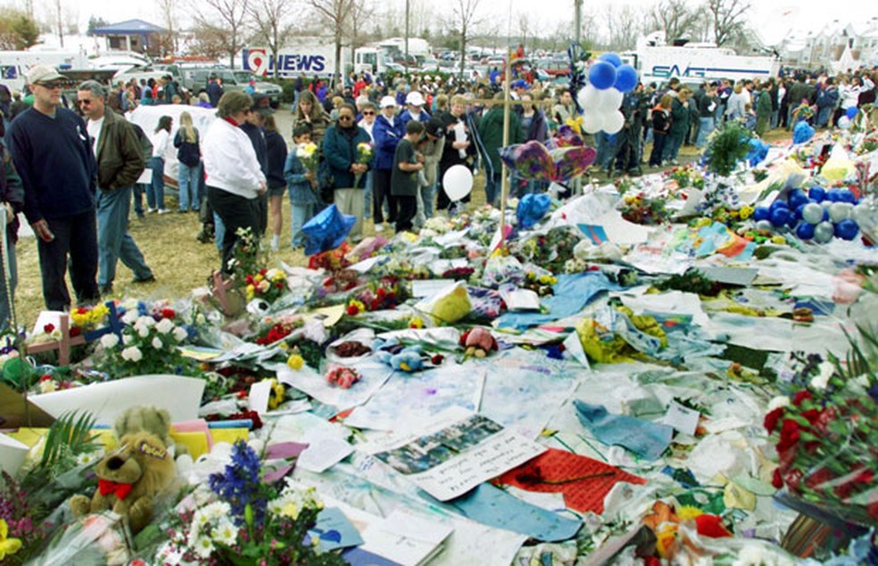Moradores de Littleton se reúnem em memorial para as vítimas do massacre, em 24 de abril de 1999 — Foto: Mark Leffingwell/AFP