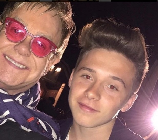 Brooklyn Beckham com o padrinho, o músico Elton John (Foto: Instagram)