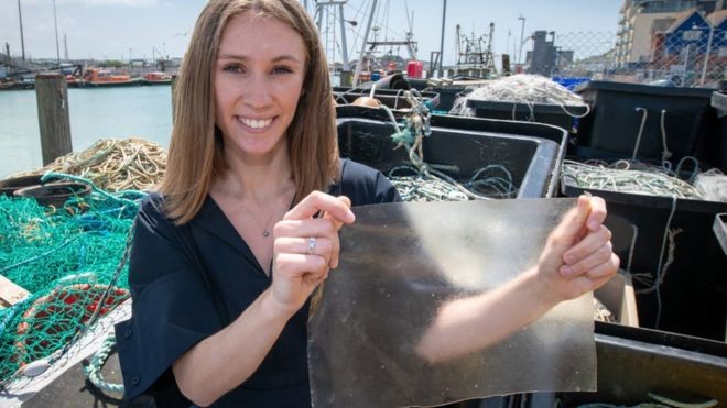 BBC: Designer britânica Lucy Hughes, de 24 anos, criou alternativa ao plástico feita de restos de peixe que é biodegradável (Foto: DYSON IMAGERY VIA BBC)