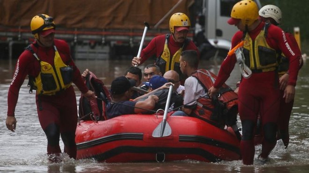 Bombeiros resgatam pessoas ilhadas em chuva em São Paulo — Foto: Reuters