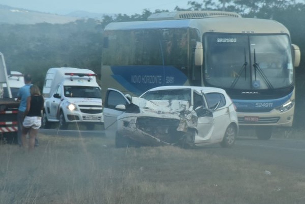 14 pessoas ficaram feridas apÃ³s a batida entre a van e o carro na BA-262 â?? Foto: DivulgaÃ§Ã£o / Blog do Anderson