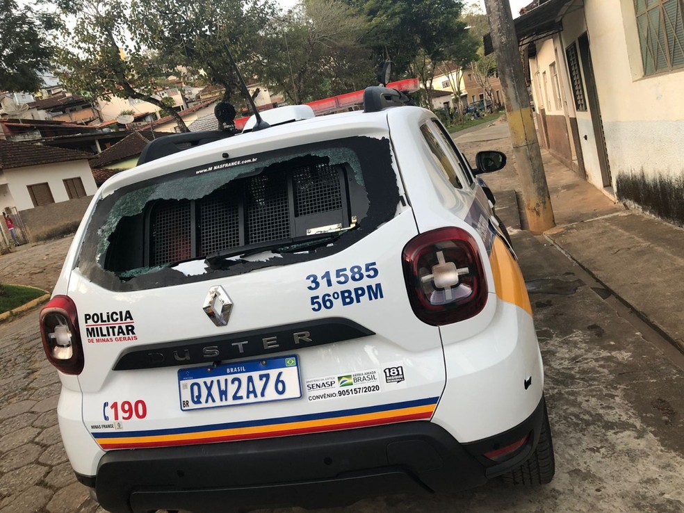 Viatura da Polícia Militar foi alvejada por vários tiros em Brazópolis após ataques a banco em Itajubá — Foto: João Daniel Alves/EPTV