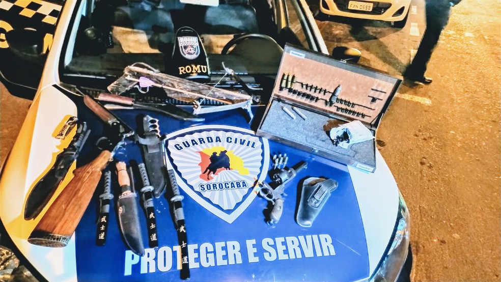 Casal é preso e filhas são detidas por posse ilegal de arma em Sorocaba — Foto: Guarda Civil/Divulgação