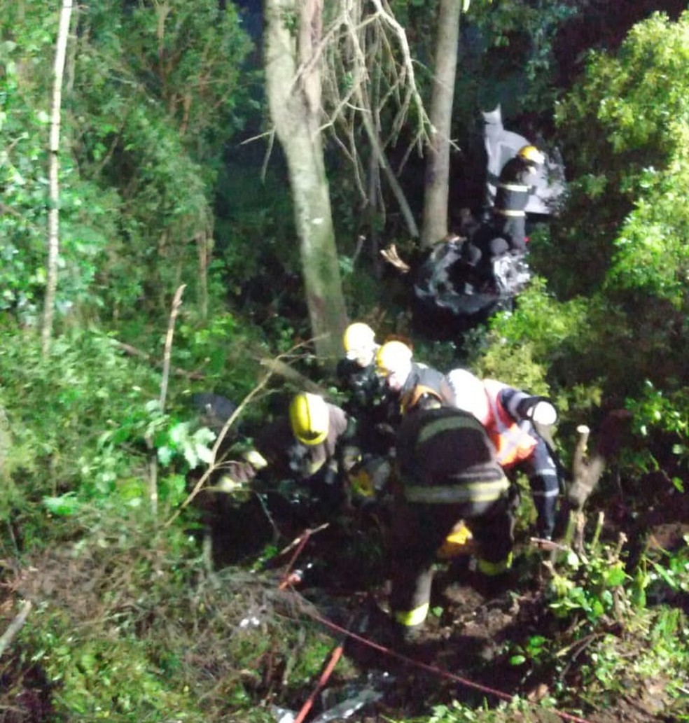 Carro cai em barranco de 5 metros e duas jovens morrem na ERS-130, em Arroio do Meio, diz CRBM