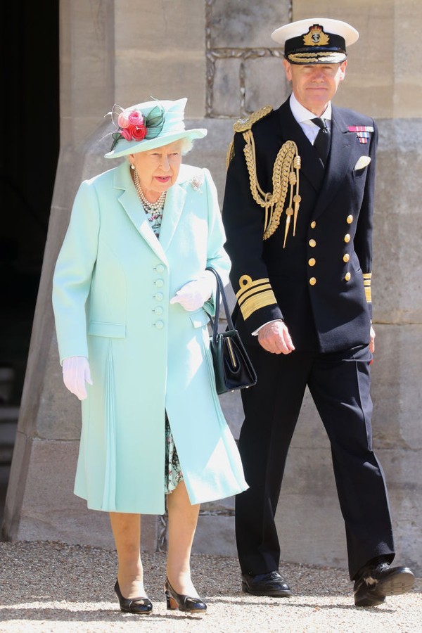 WINDSOR, ENGLAND - JULY 17: Queen Elizabeth II arrives prior to awarding Captain Sir Thomas Moore with the insignia of Knight Bachelor at Windsor Castle on July 17, 2020 in Windsor, England. British World War II veteran Captain Tom Moore raised over £32 m (Foto: Getty Images)
