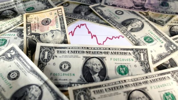 Sobe e desce do dólar tem impacto direto na inflação (Foto: Reuters, via BBC)