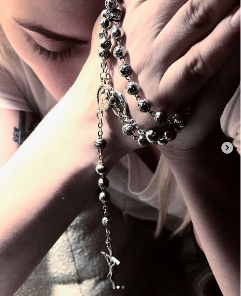 Gaga postou o comunicado com uma foto onde aparece rezando (Foto: Reprodução/Instagram)