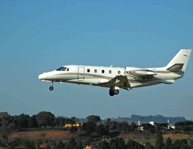 executive jet approaches for landing in small town airport (Foto: Getty Images/iStockphoto)