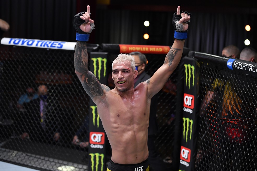 Charles do Bronx venceu Tony Ferguson com propriedade ao longo de três rounds no UFC 256 — Foto: Jeff Bottari/Getty Images
