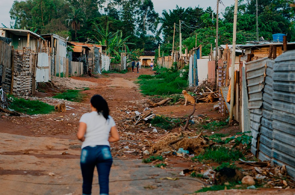 Ibaneis assina decreto para regularizar áreas de baixa renda no DF — Foto: Seduh-DF/Divulgação