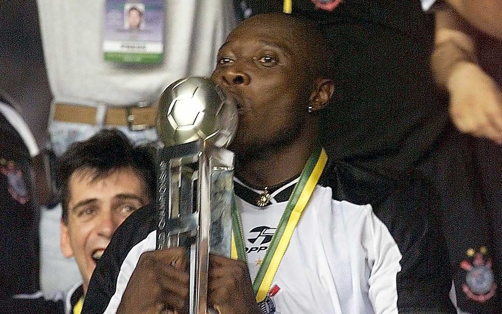 Freddy Rincon beija o troféu do Mundial de Clubes que o Corinthians venceu em 2000 — Foto: Arquivo/ VANDERLEI ALMEIDA / AFP Photo