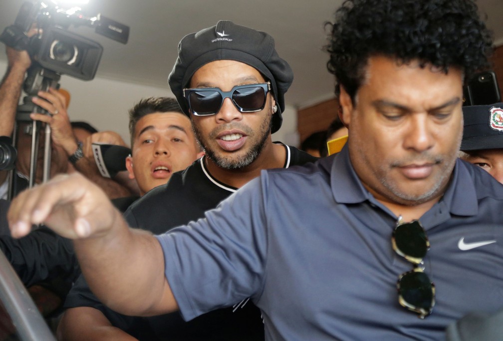 Ronaldinho e o irmão Assis deixam o MP do Paraguai após prestarem depoimento — Foto: Jorge Adorno/Reuters