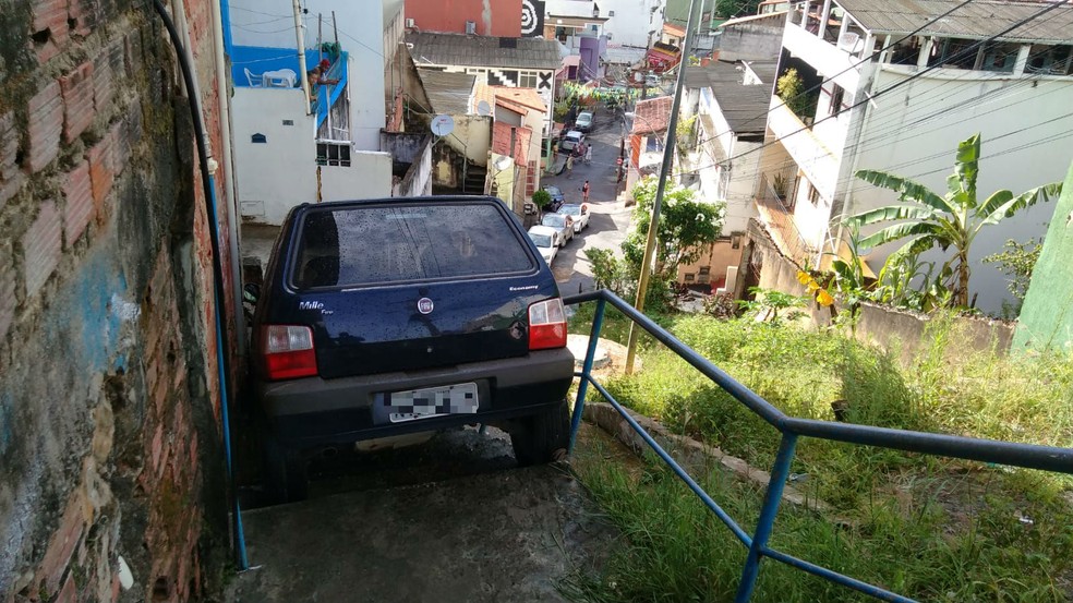 Carro cai em escada e interdita passagem de moradores no Candeal, em Salvador  — Foto: Tiago Ferreira/TV Bahia 