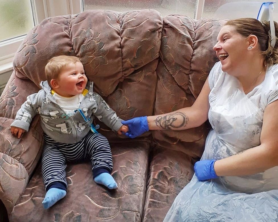 Laura Corkill durante uma das visitas ao filho (Foto: Reprodução/ BBC)